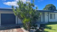 Lowset home with attached Granny Flat - Doomba Dr, Bongaree - Ferienwohnung