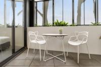 Chic 2-Bed Apartment with Undercover Parking - Ferienwohnung