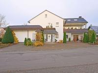 B&B Madfeld - Spacious Apartment in Madfeld with Private Terrace - Bed and Breakfast Madfeld
