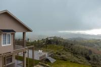 Nilgiri Valley Villa Ooty - a VKation Experience - B&B Udhagamandalam