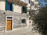 Soderini Splendor: First Floor Palazzo Charm at Castello Square - Bed and Breakfast Venetië