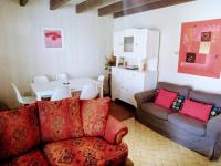 Cottage by the Chateau with pool in National Parc - B&B Les Salles-Lavauguyon