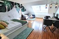 B&B Munich - HOMELY STAY - Serenity Greens Studio - Bed and Breakfast Munich