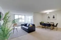Incredible 1 BR Apt + Den @Crystal City With Gym - B&B Arlington