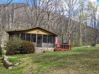 B&B Bryson City - Bryson City Creekside Home with Hot Tub- 3 bedroom-2 bath home - Bed and Breakfast Bryson City