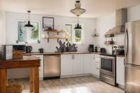 Magnifique chalet au bord du lac avec Spa - B&B Saint-Alexis-des-Monts