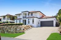 B&B Gold Coast - Glorious 5-Bed Amidst Nature in Burleigh Heads - Bed and Breakfast Gold Coast