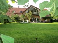 B&B Calvinet - Holiday Home in Auvergne with Roofed Garden and Terrace - Bed and Breakfast Calvinet