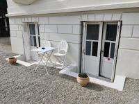 LA PLAYA - VILLA ST LAURENT - Grand Studio avec espace nuit et parking privatif - 40 mètres de la Promenade Marcel Proust - Chambres d’hôtes