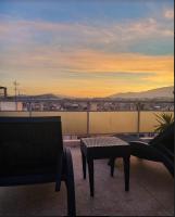 B&B Atenas - Penthouse with urban and partial sea view! - Bed and Breakfast Atenas