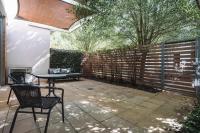 Comfy 1-Bed with Spacious Courtyard & Parking - B&B