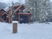 Ski-In Chalet: Private Hot tub, Bonus Bunk House - B&B Fernie