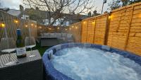 B&B Kent - City Centre with Hot Tub - 3 Bed - Bed and Breakfast Kent