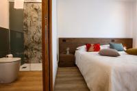 Habitación con cama extragrande.