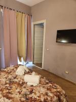 Zimmer mit Kingsize-Bett und Balkon