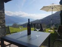 Zimmer mit Kingsize-Bett und Seeblick