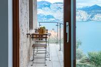 Apartment with Lake View