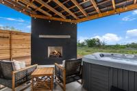 Ashlee's Farmhaus, Hot Tub, Fireplace, in town! - Ferienwohnung