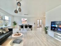 Stunning & Renovated 130sqm Villa only 5 min by car from sandy beaches - Chambres d’hôtes Åkirkeby