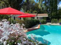 Guest house with private entry and large pool - B&B
