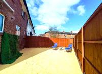 Comfortable 3 Bedrooms Leeds Beach House - Ideal for Family and Contractors - Free Parking for 2 cars - Wifi - Large Tv in bedrooms - Smart light - B&B
