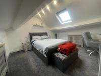 B&B Sirhowy - Tredegar property, unique location with luxury bedroom, bathroom & dining room - Bed and Breakfast Sirhowy