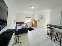The Studio Serviced Apartment By AltoLuxoExperience Short Lets & Serviced Accommodation With Free Wifi - Ferienwohnung
