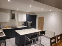 3 Bedroom Victorian Detached 6 beds Central Location 2x Long Parking Bays The Railway pub Nearby - Chambres d'hôtes Crawley