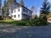 Domaine d'exception, spacieux chalet pour grande famille ou entre amis - SPA 10 places, foyer ext, bord de rivière, plage privée et plus - Chambres d'hôtes La Macaza