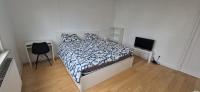 Bright and cozy room close to airport moyen - B&B
