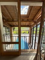 Zimmer mit Queensize-Bett und Poolblick