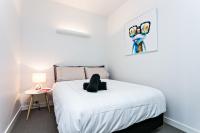 2 Bedroom 1 Bathroom Apartment on level 13 with Parking - Albert Park and Bay Views