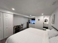 B&B Mississauga - Newly Renovated Master Bedroom with Kitchenette - Bed and Breakfast Mississauga