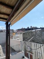 Zimmer mit Kingsize-Bett und Balkon