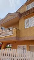 Adosado/casa con terraza y buhardilla. Playa El Perelló - B&B El Perelló