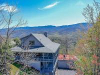 3 Resort pools! Fire Pit! Hot Tub! Nerf Gun Wall! Arcade! Ping Pong! Pickleball! - B&B Gatlinburg