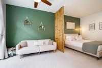 103 Belltown Modern and Bright in the Heart of Belltown Queen Bed - B&B Seattle