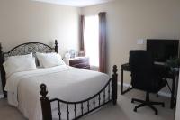 Zimmer mit Queensize-Bett und Gartenblick