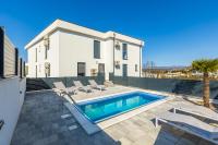 Aura Malinska - private pool - B&B Vantačići