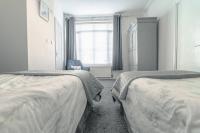 Tweepersoonskamer met 2 Aparte Bedden en Douche