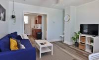 Cozy Beach Hideaway - 1 block to the beach - B&B