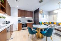 Goldbest La Mer - Luxury 1 bdr Apartment with Beachfront Pool - Chambres d’hôtes Dubaï