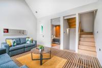 B&B London - Tottenham- Exquisite 4-Bed Retreat with Ping Pong and Pool - Sleeps 7, Free Parking, Contractors & Long Stays Welcome - Bed and Breakfast London