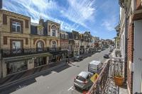 LE PETIT MORNY. Apt rénové lumineux et central - B&B Deauville