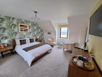 Habitación con cama extragrande y vistas al mar