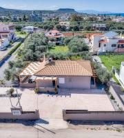 Newly Built Home with Garden, 400m to Beach - Ferienwohnung Kokkini Chani