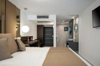 Deluxe Queen Studio (Basement)