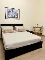 Zimmer mit Queensize-Bett und Whirlpool-Badewanne