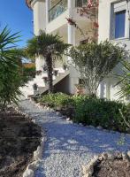 Bright New Garden - B&B Hanioti