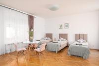 Chambre Quadruple avec Balcon et Salle de Bains Commune